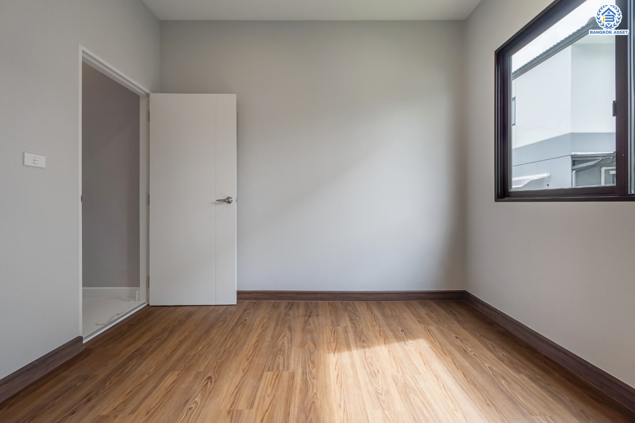 บ้านมือสองตกแต่งใหม่ ม.เดอะซิตี้ ราชพฤกษ์-ปิ่นเกล้า หลังมุม เนื้อที่ 71.8 ตร.ว. ดีไซน์ตอบทุกไลฟ์สไตล์ ฟังก์ชัน 3 ห้องนอน 5 ห้องน้ำ 1 ห้องอเนกประสงค์ 1 ห้องแม่บ้าน จอดรถได้ 2 คัน บนทำเลติดถนนใหญ่ เชื่อมต่อทุกเส้นทาง ใกล้รถไฟฟ้าสายสีม่วง "สถานีบางรักใหญ่" และจุดขึ้นทางด่วน "ศรีรัช"